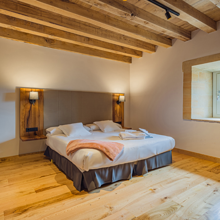 Estancias Palacio de los Acevedo Cama de una de las habitaciones del Palacio de los Acevedo